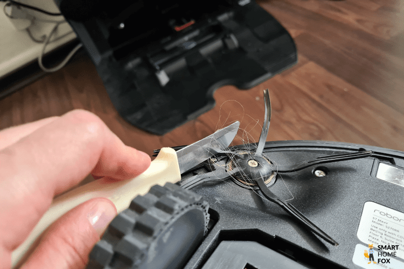 Удаление волос с боковой щетки пылесоса Roborock S7 MaxV Ultra с помощью лезвия